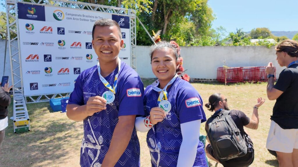 Dupla indígena do Amazonas celebra medalha de prata no Campeonato Brasileiro de Tiro com Arco.