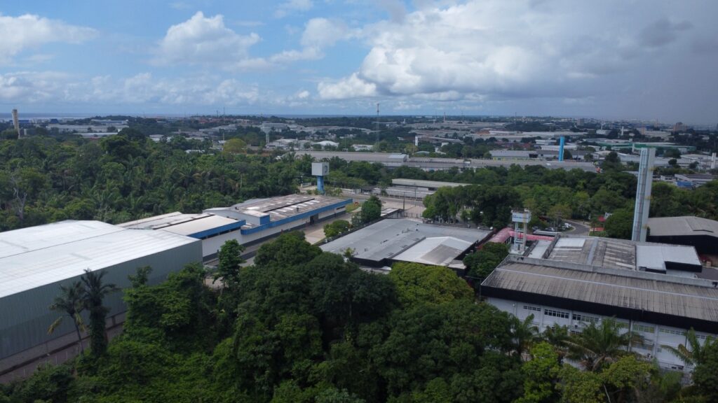 Vista aérea do Polo Industrial de Manaus, com fábricas e áreas verdes, que teve aumento de 10,4% no faturamento entre janeiro e agosto de 2025.