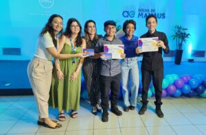 Estudantes da rede pública de Manaus posam com certificados e prêmios após vencerem o projeto Pioneiros da Águas de Manaus.