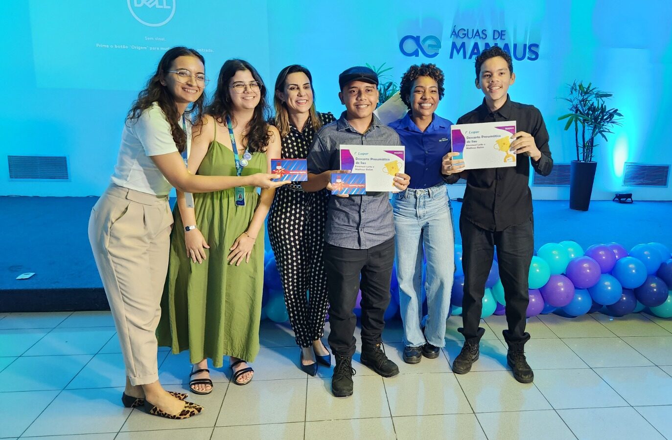 Estudantes da rede pública de Manaus posam com certificados e prêmios após vencerem o projeto Pioneiros da Águas de Manaus.