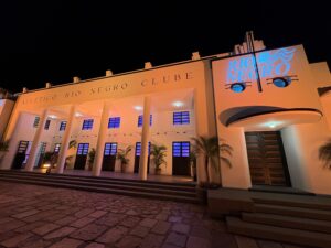 Fachada iluminada do Atlético Rio Negro Clube em Manaus durante a reinauguração do Salão dos Espelhos.
