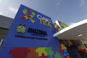 Fachada do Caic TEA Gilson Moreira, unidade do Governo do Amazonas voltada ao atendimento de crianças com Transtorno do Espectro Autista (TEA), em Manaus.