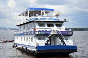 Embarcação fluvial do Instituto de Pesos e Medidas do Amazonas (Ipem-AM) navega pelo rio Negro, em Manaus, antes de seguir para Belém (PA), onde dará apoio ao Inmetro e à Defesa Civil durante a COP 30.