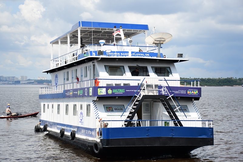 Embarcação fluvial do Instituto de Pesos e Medidas do Amazonas (Ipem-AM) navega pelo rio Negro, em Manaus, antes de seguir para Belém (PA), onde dará apoio ao Inmetro e à Defesa Civil durante a COP 30.