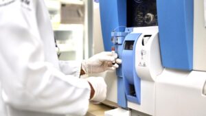 Profissionais do Hemoam realizam exame ocular em paciente durante atendimento especializado em Manaus. A instituição será a primeira unidade pública a oferecer o exame FISH para diagnóstico de leucemias.