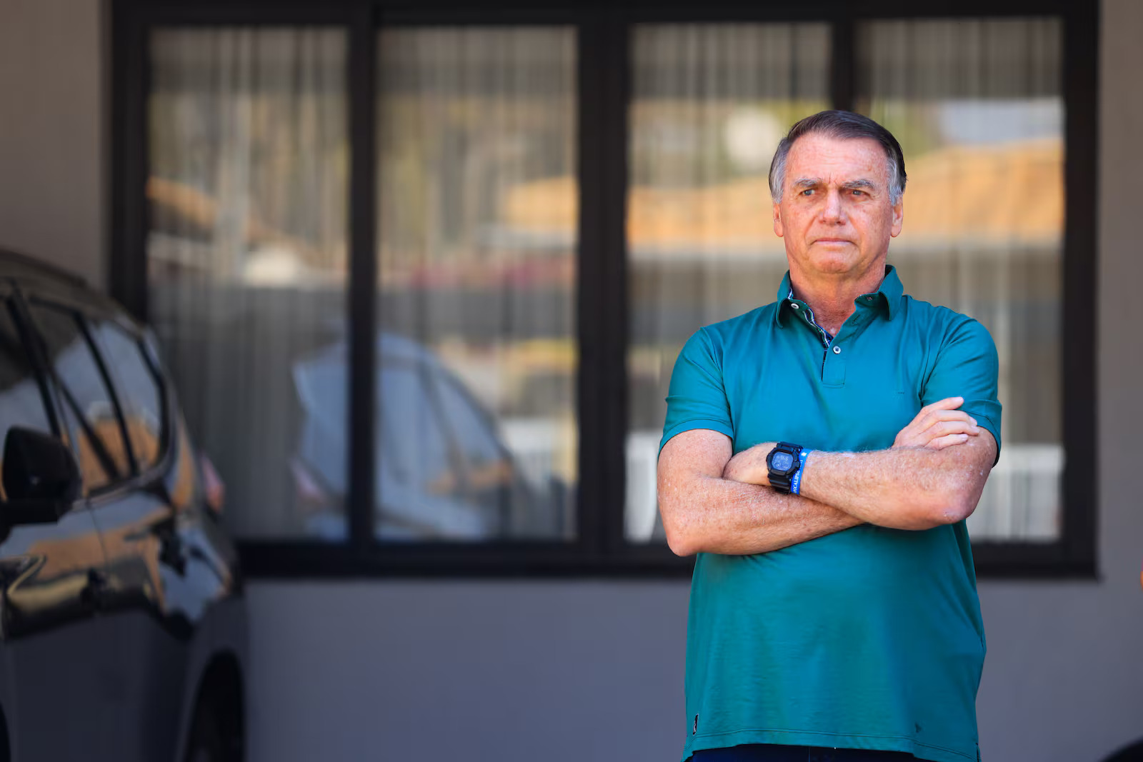 Ex-presidente Jair Bolsonaro em frente à sua residência; STF deve analisar recurso da defesa na próxima semana.