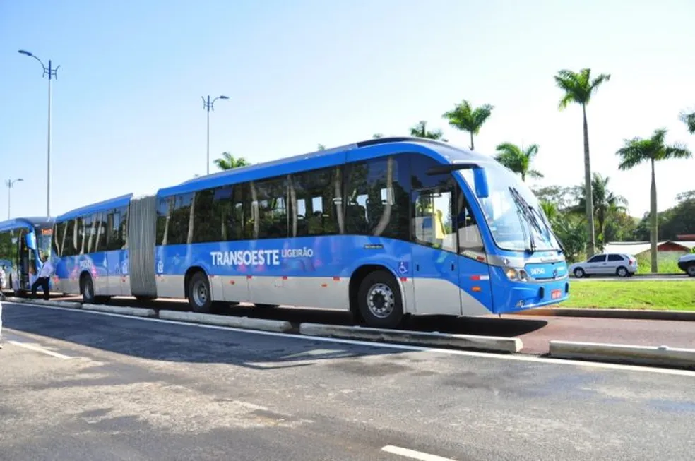 Ônibus articulado do sistema BRT em via exclusiva, semelhante ao modelo previsto para Manaus, com faixa segregada e paisagismo urbano ao fundo.
