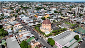 Vista aérea do Centro de Manaus com o Reservatório do Mocó e prédios comerciais ao redor.