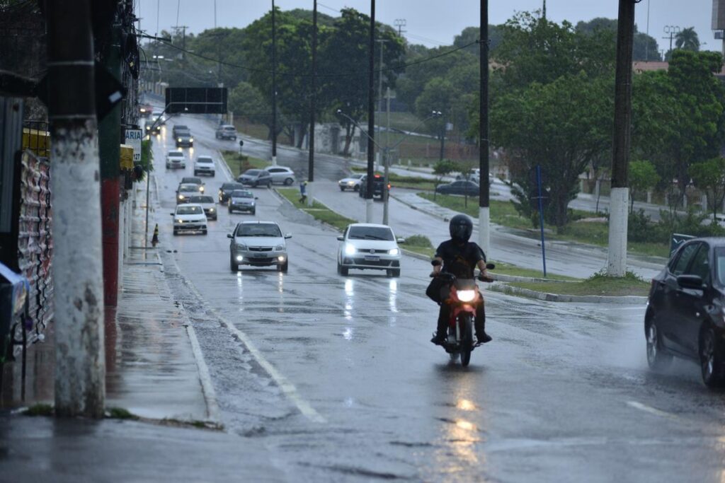 Veículos enfrentam pista molhada após forte chuva em Manaus