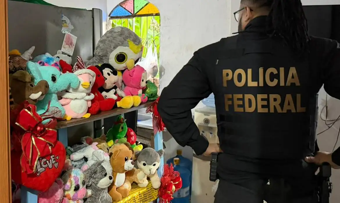 Policiais federais durante a Operação Nacional Proteção Integral III, que prendeu 55 suspeitos em 16 estados.