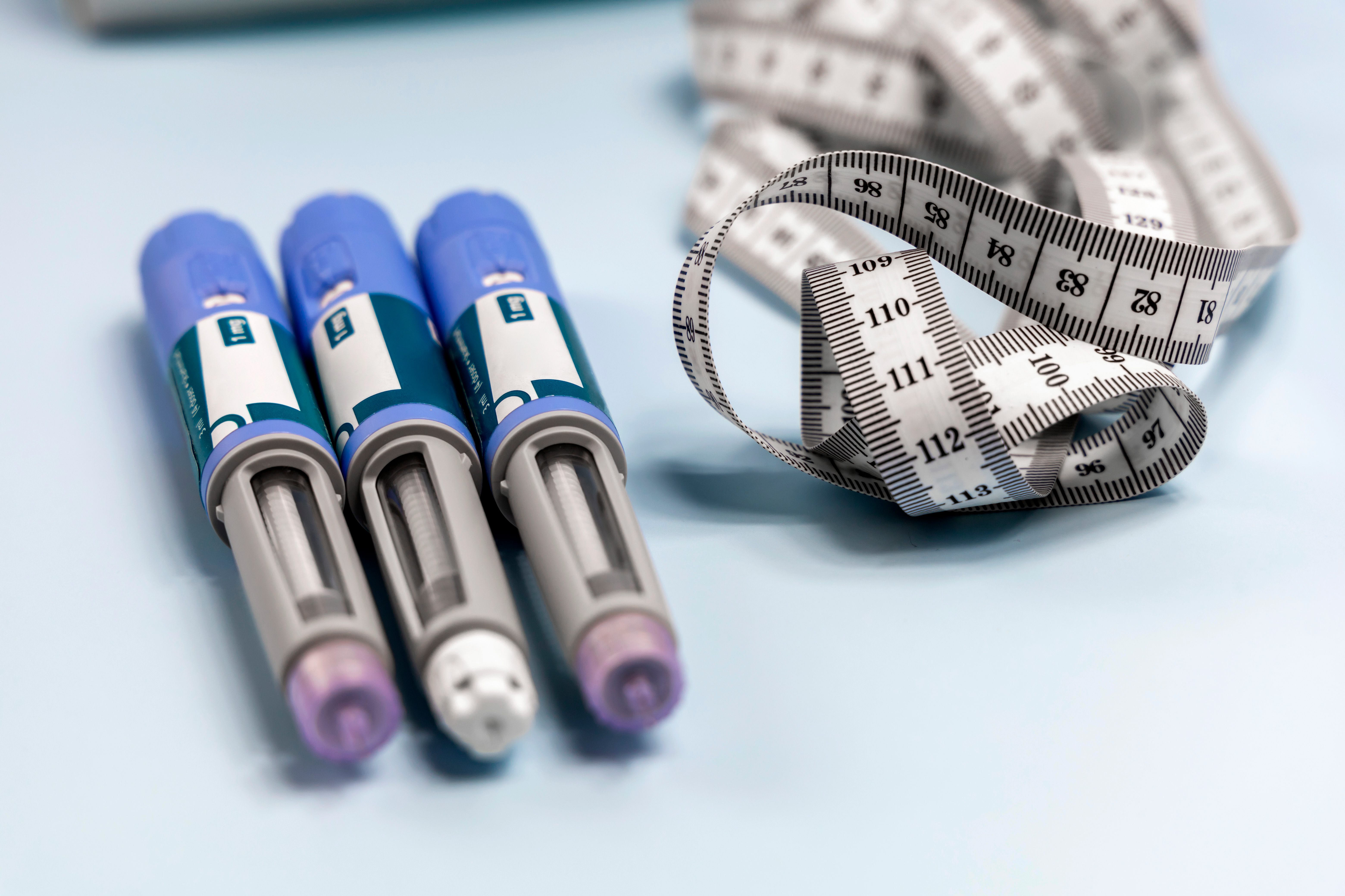 Canetas injetoras do medicamento Mounjaro ao lado de fita métrica, simbolizando o tratamento da obesidade e apneia do sono aprovado pela Anvisa.