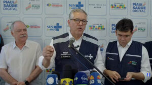 Ministro da Saúde, Alexandre Padilha, fala em coletiva de imprensa em Teresina, anunciando a compra de 2,5 mil tratamentos contra intoxicação por metanol.