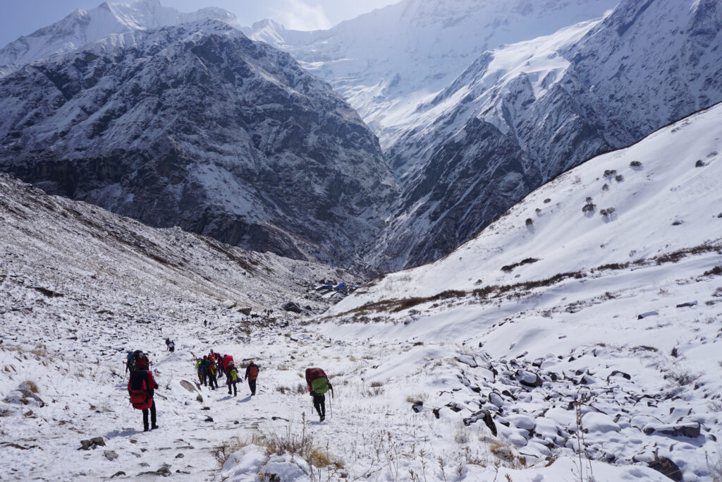 Vista do Monte Everest coberto de neve, onde mais de 200 pessoas permanecem presas após tempestades entre Nepal e Tibet.