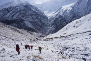 Vista do Monte Everest coberto de neve, onde mais de 200 pessoas permanecem presas após tempestades entre Nepal e Tibet.