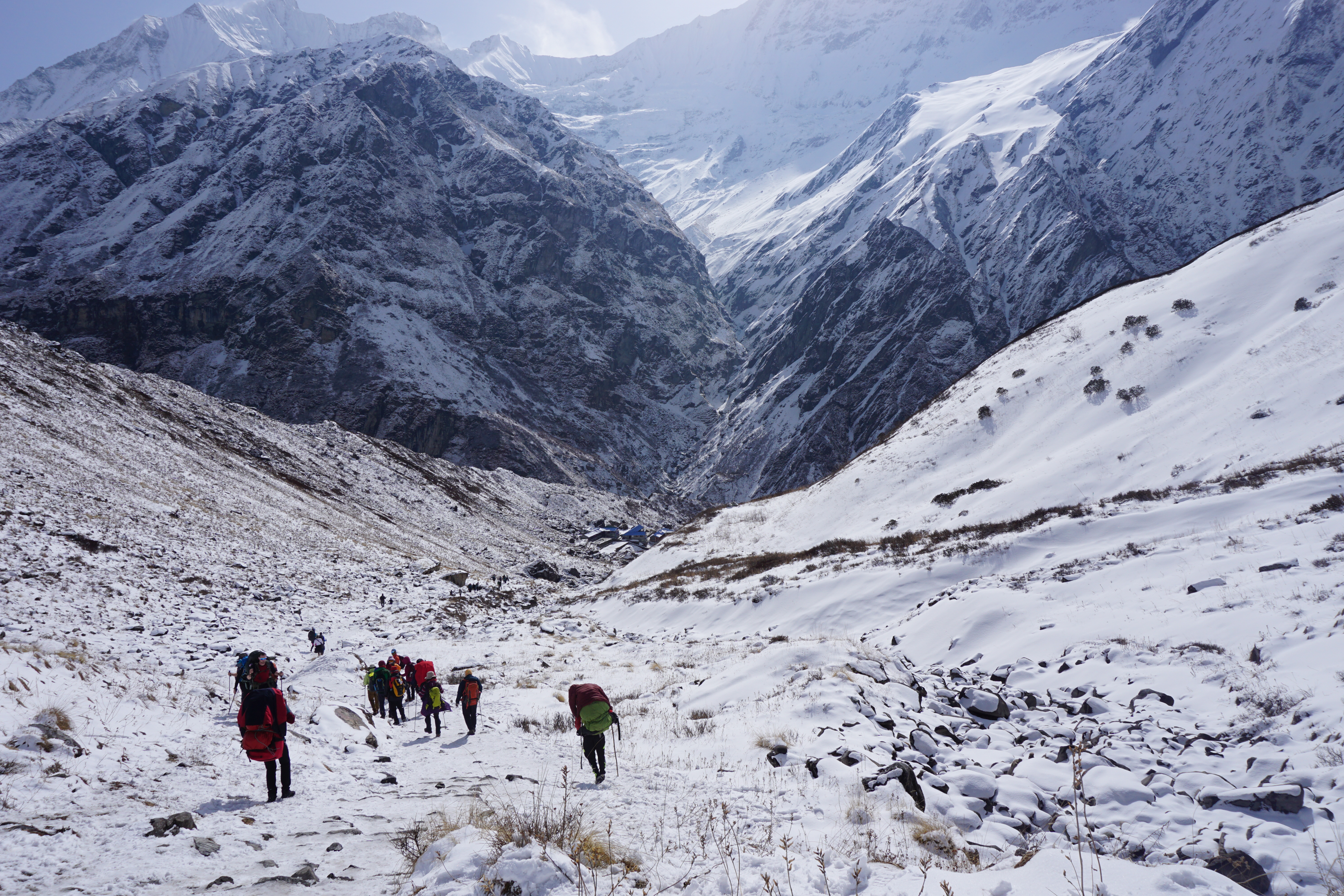 Vista do Monte Everest coberto de neve, onde mais de 200 pessoas permanecem presas após tempestades entre Nepal e Tibet.