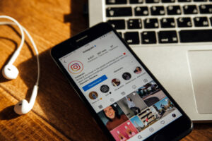 Aplicativo do Instagram aberto em celular simbolizando nova função de dublagem com IA em português.
