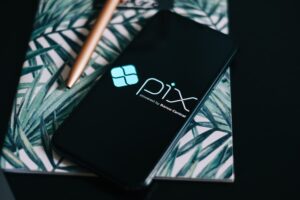 Tela de celular mostrando o logotipo do Pix, sistema que apresentou instabilidade nesta segunda-feira (6).
