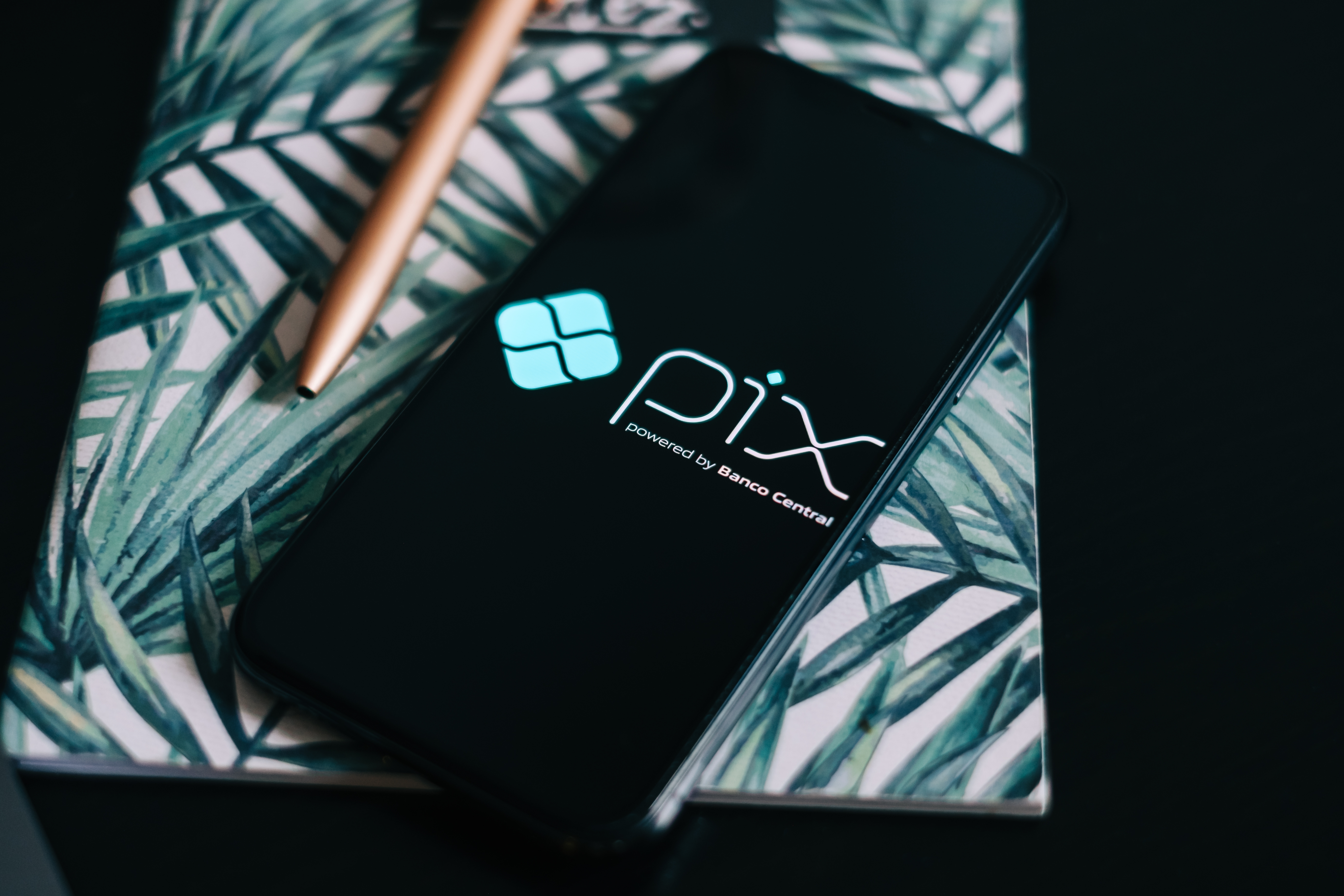 Tela de celular mostrando o logotipo do Pix, sistema que apresentou instabilidade nesta segunda-feira (6).