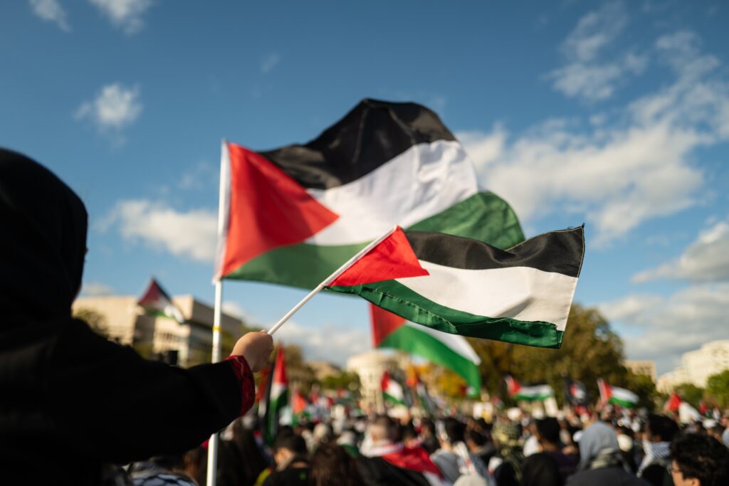 Bandeiras da Palestina durante manifestação pela paz após acordo de cessar-fogo em Gaza