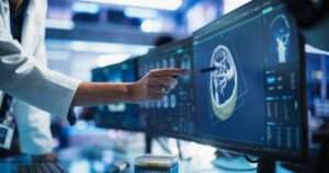 Médico analisa exame de imagem em monitor durante avaliação de paciente com suspeita de câncer