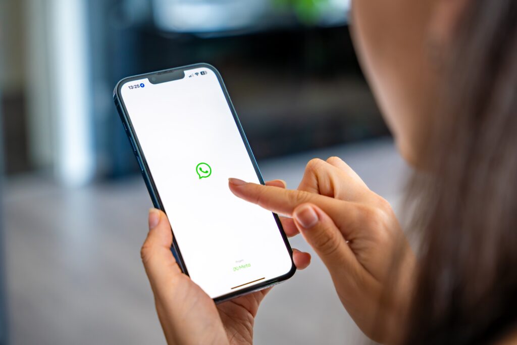 Pessoa usando celular com o aplicativo WhatsApp aberto, ilustrando o novo Pix por imagem do Banco do Brasil.