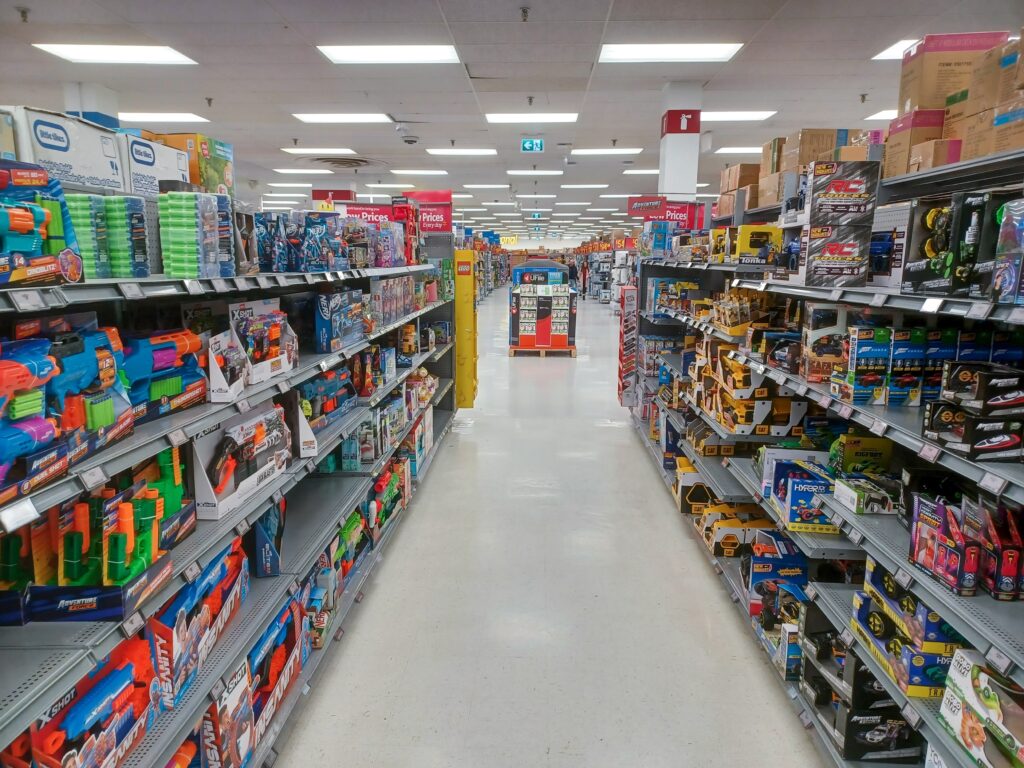 Corredor de loja com prateleiras cheias de brinquedos coloridos para o Dia das Crianças