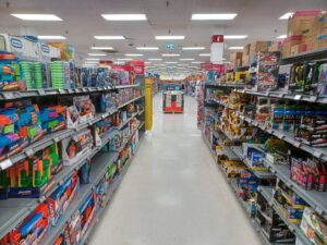 Corredor de loja com prateleiras cheias de brinquedos coloridos para o Dia das Crianças