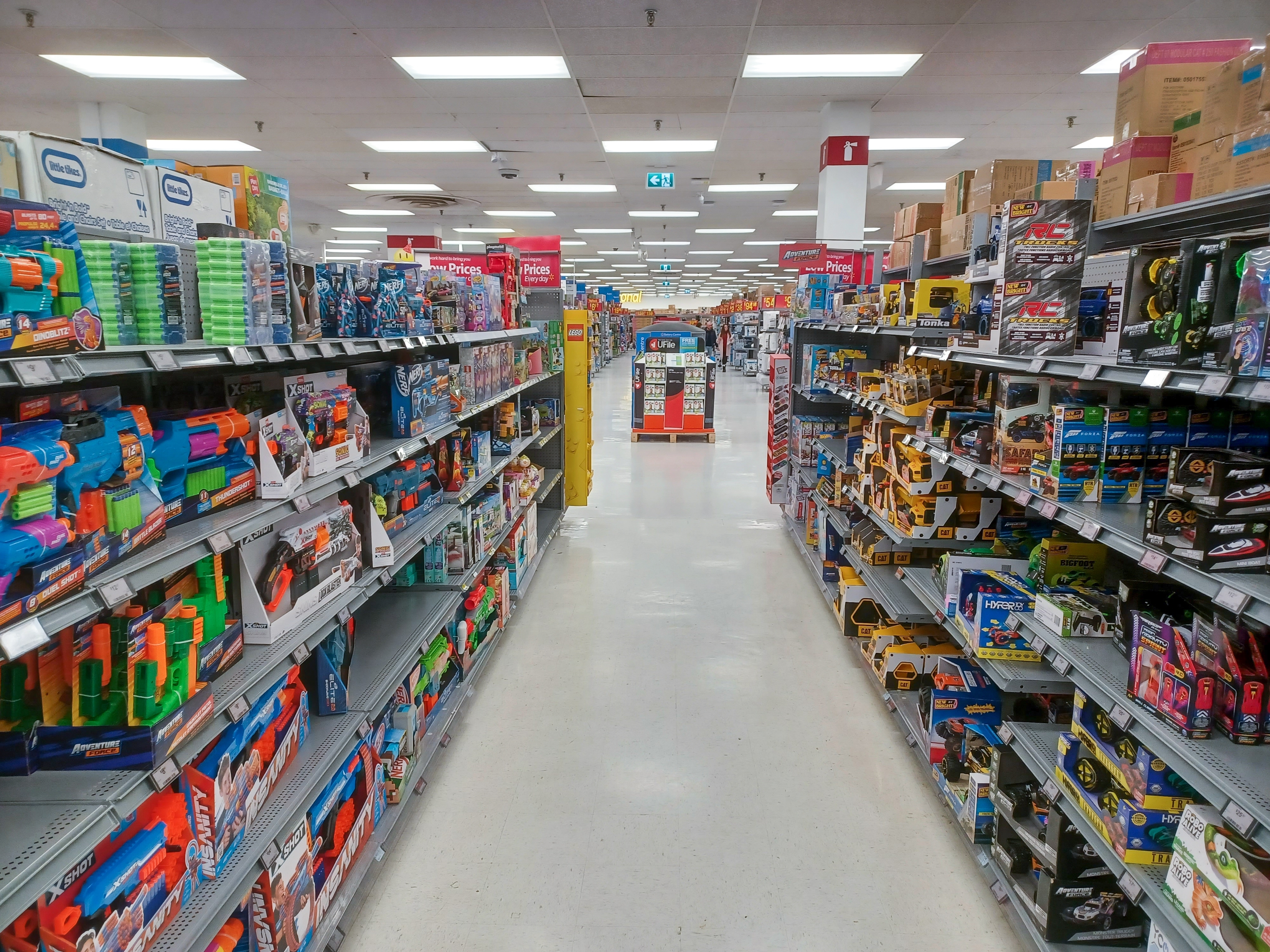 Corredor de loja com prateleiras cheias de brinquedos coloridos para o Dia das Crianças