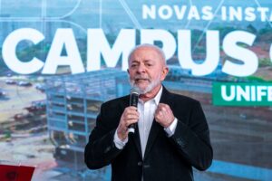 Presidente Luiz Inácio Lula da Silva fala em evento em Brasília após pedir a Donald Trump o fim do tarifaço sobre produtos brasileiros.