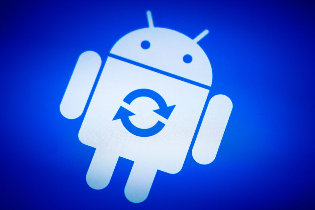 Logo do Android com símbolo de atualização em fundo azul representa falha de segurança no sistema