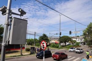 Radares eletrônicos em poste monitoram o trânsito em avenida de Manaus com fluxo de carros e sinalização do IMMU