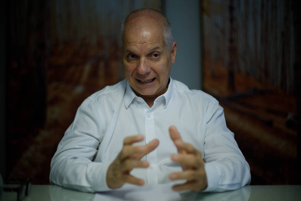 Ex-presidente do INSS, Alessandro Stefanutto, durante entrevista. Ele foi preso pela Polícia Federal em operação que apura esquema bilionário de descontos indevidos em aposentadorias.