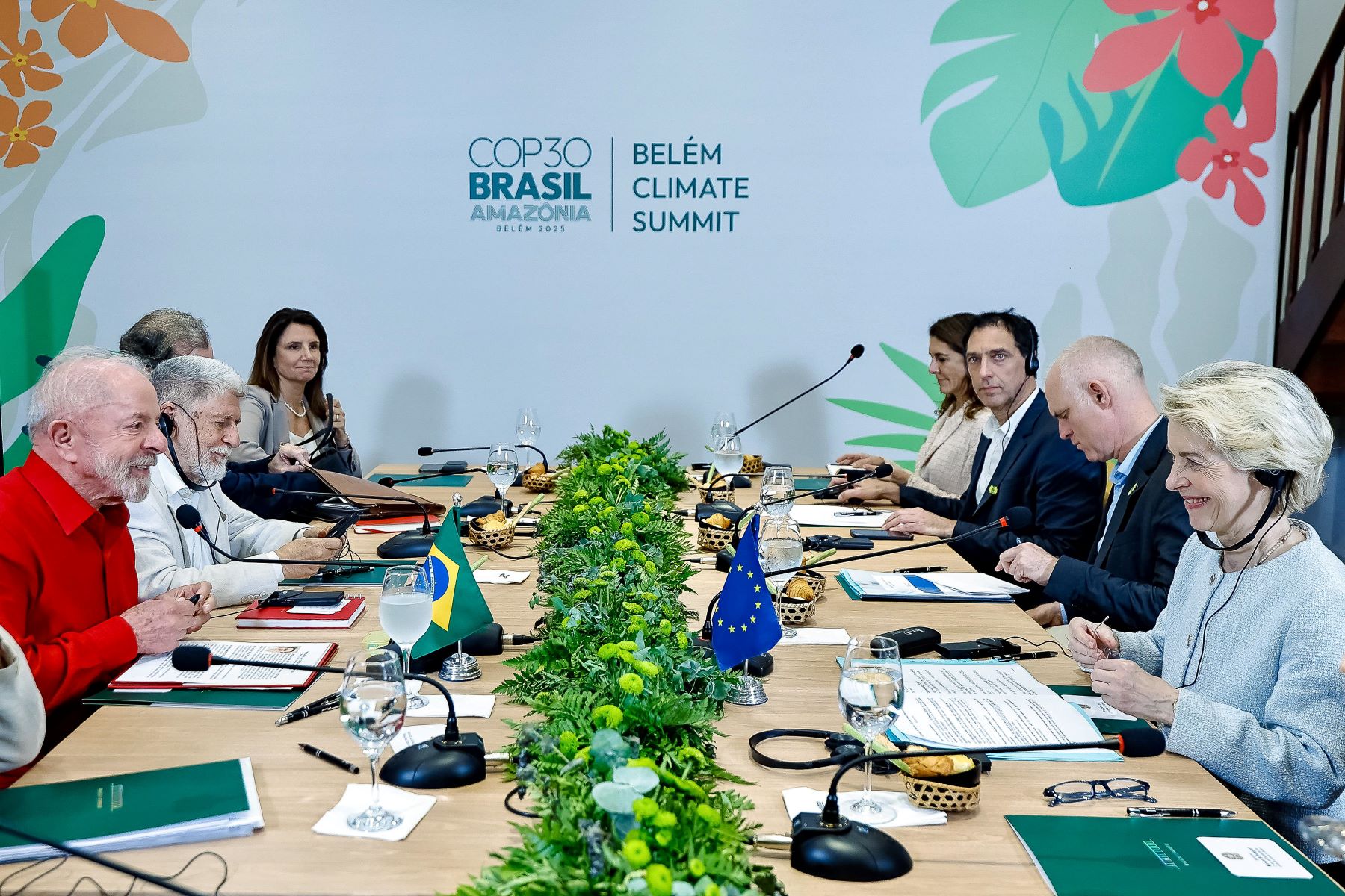 Líderes reunidos na mesa da Cúpula dos Líderes, da COP 30, em Belém durante discussões políticas