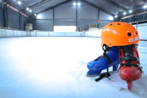 Pista de patinação no gelo na Ponta Negra, em Manaus, montada para a programação de Natal.