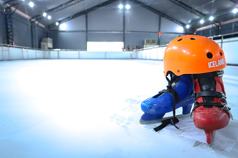 Pista de patinação no gelo na Ponta Negra, em Manaus, montada para a programação de Natal.