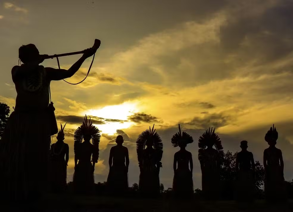 ndígenas no Amazonas simbolizando a participação indígena no Enem 2025.