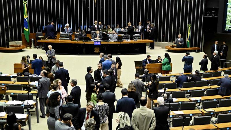Parlamentares reunidos no plenário do Congresso Nacional durante sessão conjunta.