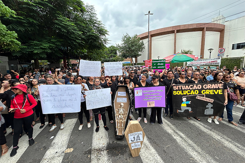 Professores da rede municipal protestando em Manaus com cartazes e faixas durante greve de oito dias.