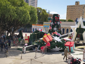 Falhas na operação do guindaste em Manaus durante montagem da árvore de Natal
