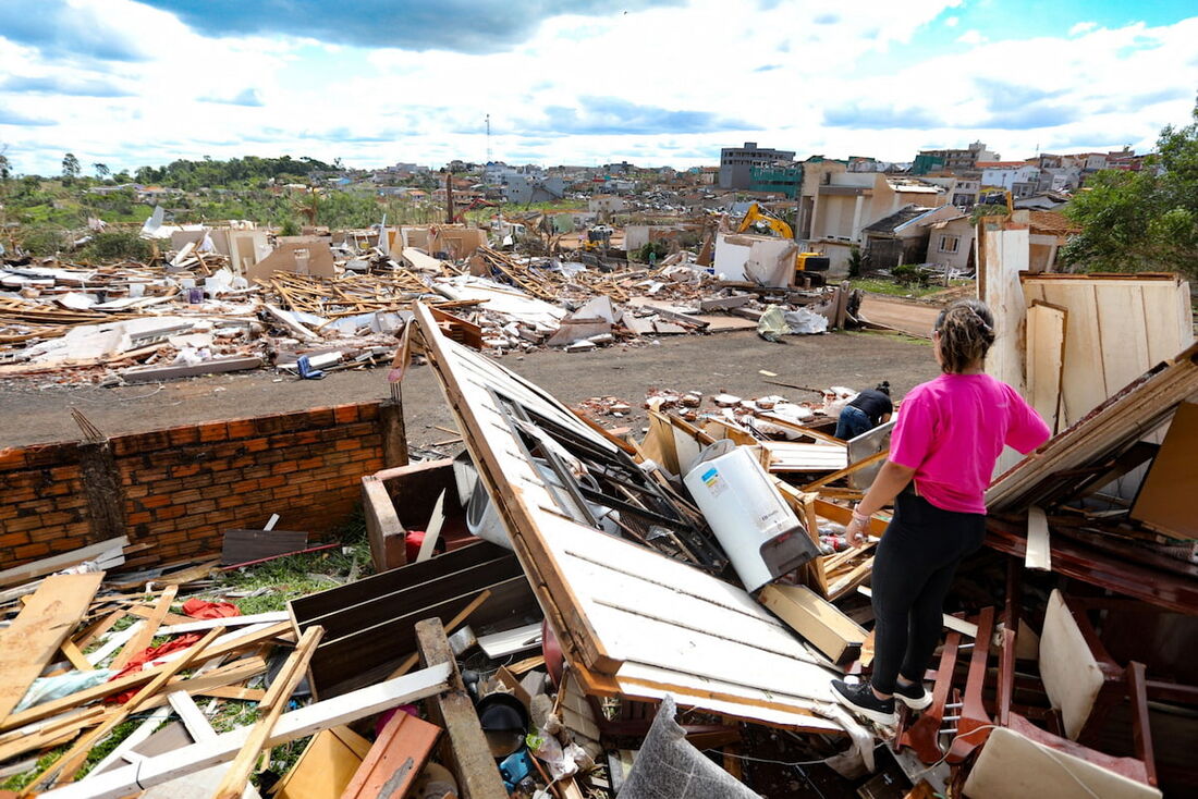 Paisagem de destruição causada pelo tornado em Rio Bonito do Iguaçu, no Paraná, onde famílias afetadas receberão auxílio de até R$ 50 mil para reconstrução das casas.