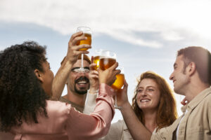 Grupo de pessoas em confraternização sem bebidas alcoólicas, representando o aumento da abstinência no Brasil em 2025