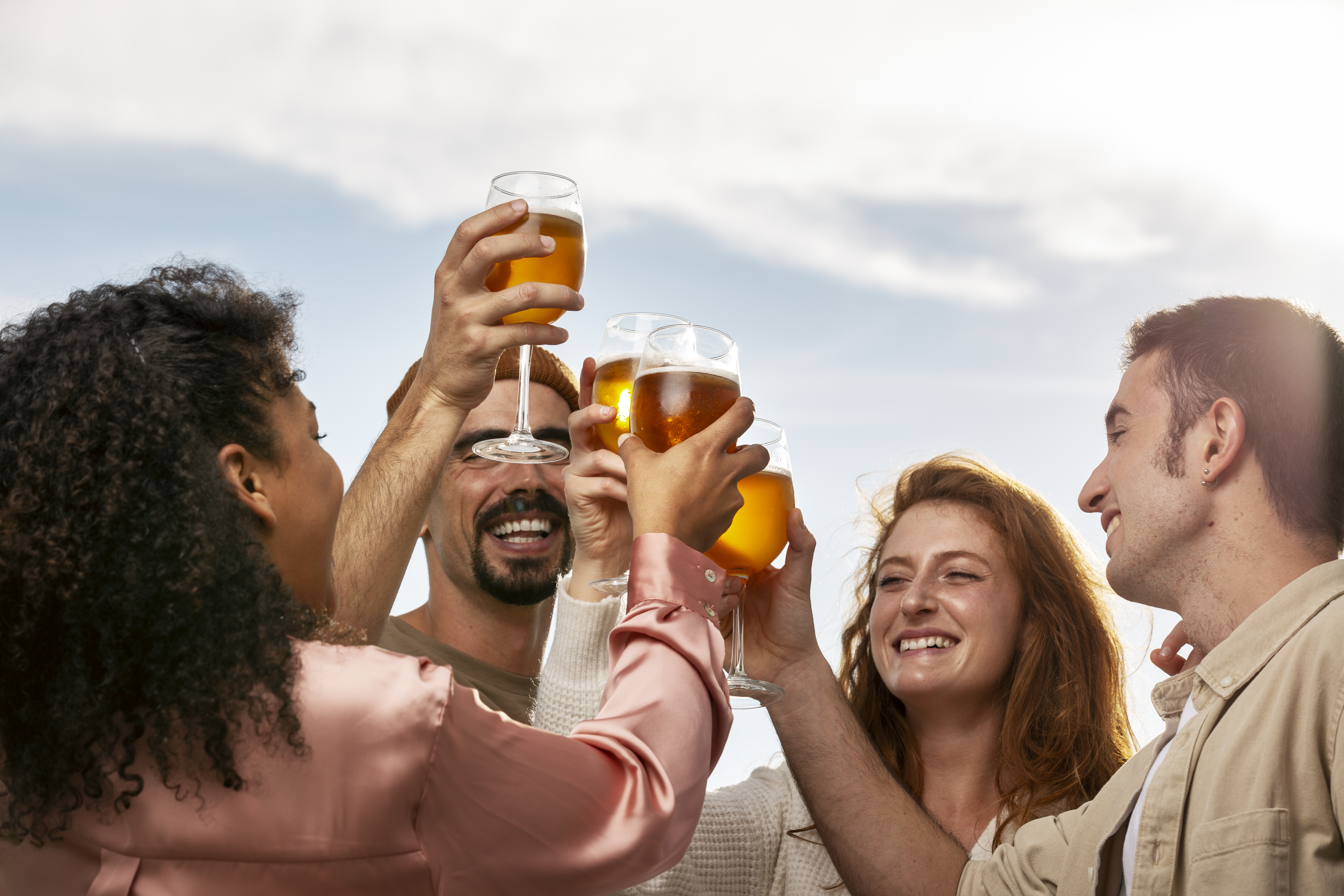 Grupo de pessoas em confraternização sem bebidas alcoólicas, representando o aumento da abstinência no Brasil em 2025