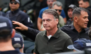 Bolsonaro cercado por policiais enquanto defesa avalia levar caso à Corte Interamericana
