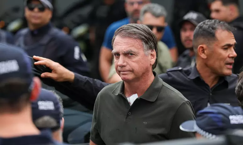 Bolsonaro cercado por policiais enquanto defesa avalia levar caso à Corte Interamericana