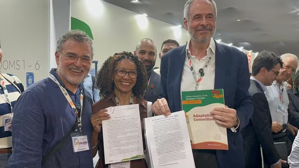 Presidente-designado da COP 30, André Corrêa do Lago, recebe documento de lideranças da floresta nos corredores do evento.