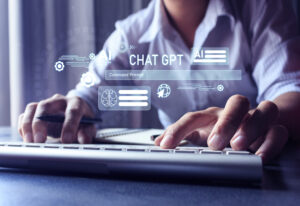 Pessoa usando computador com ícones digitais representando ChatGPT e inteligência artificial