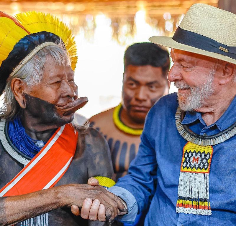 Lula aperta a mão do cacique Raoni durante encontro com lideranças indígenas