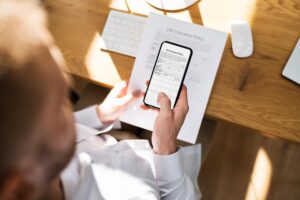 Pessoa digitalizando um documento com o celular usando a câmera do smartphone