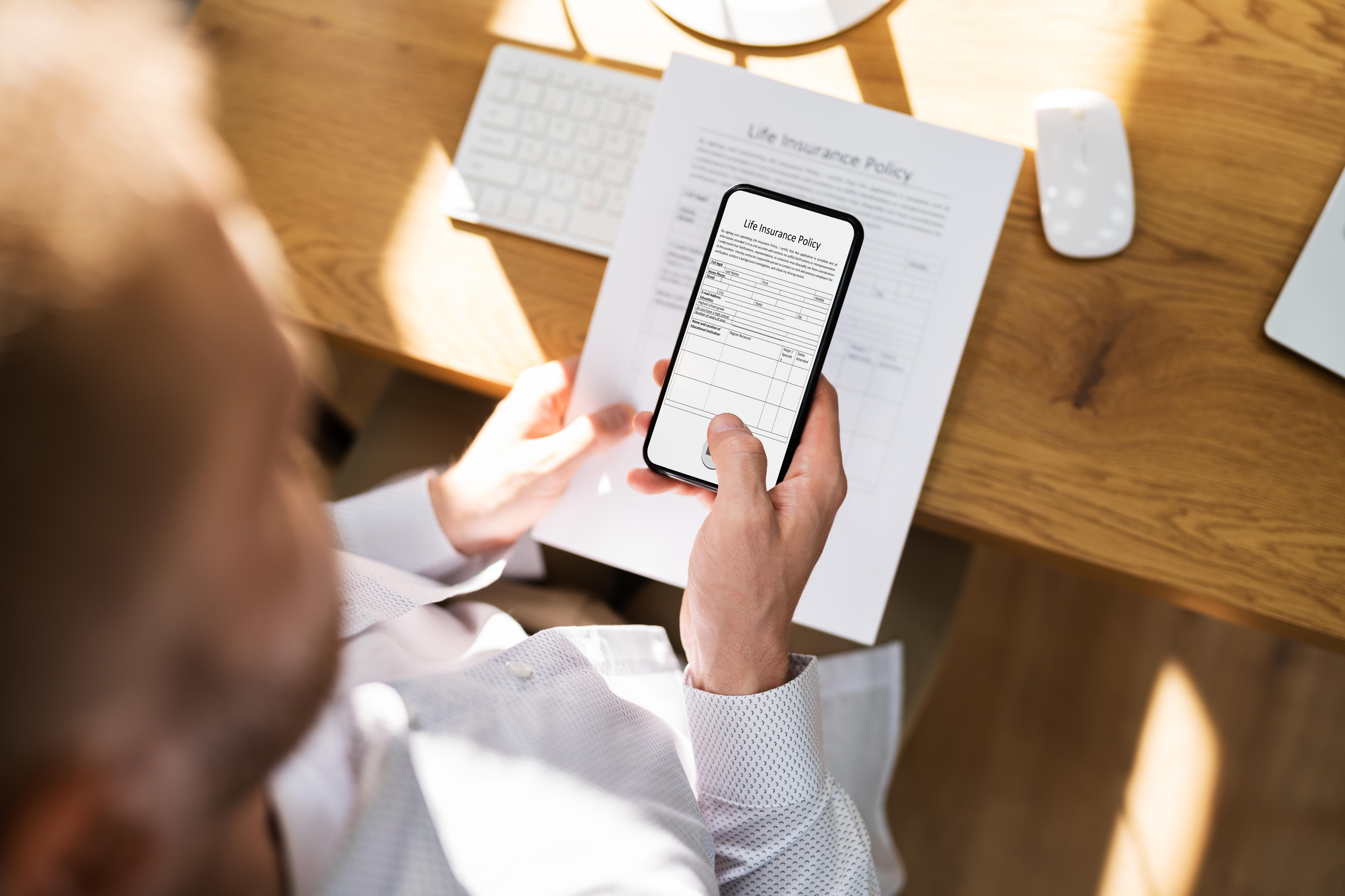 Pessoa digitalizando um documento com o celular usando a câmera do smartphone