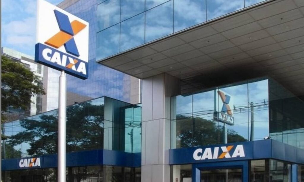 Agência da Caixa Econômica Federal com fachada de vidro e logotipo do banco